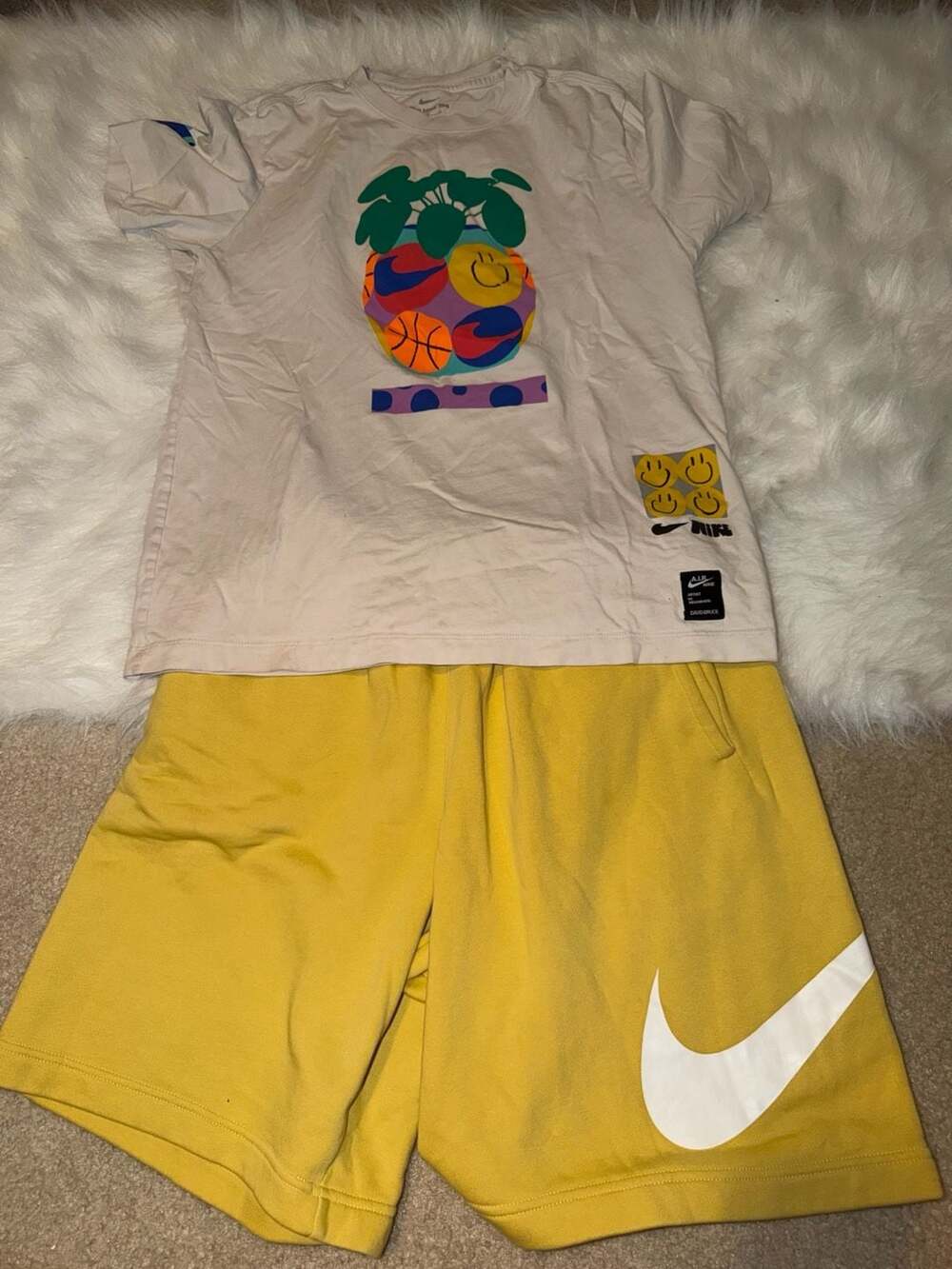 Mens Nike Graphic T-Shirt and Shorts Set Size M